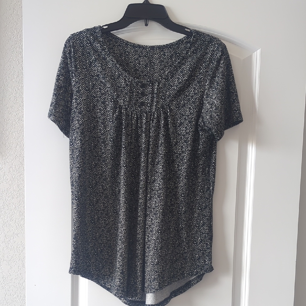 Women's Black and White Patterned Top